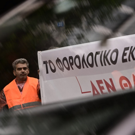 Φορολογικό νομοσχέδιο: «Φοροδιαφεύγουμε για να επιβιώσουμε» λένε οι περιπτεράδες