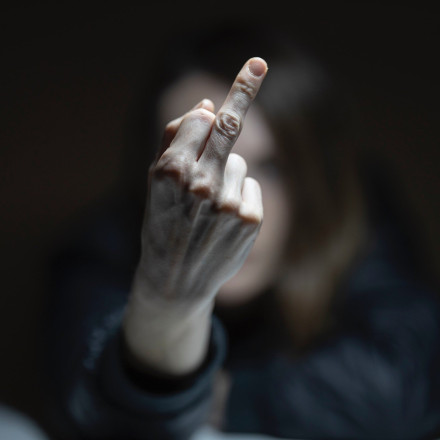 BBC: Viral η παρουσιάστρια που ύψωσε το μεσαίο δάχτυλο - Δείτε το στιγμιότυπο