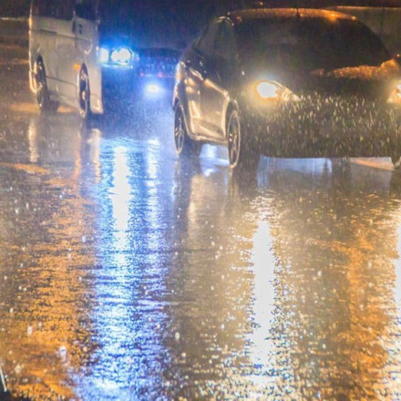 Όλα όσα πρέπει να γνωρίζετε για την οδήγηση σε έντονη βροχή και λιμνάζοντα νερά