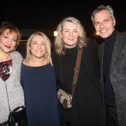 Πλήθος επωνύμων στην πρεμιέρα της παράστασης «Το μπουφάν της Χάρλεϋ»