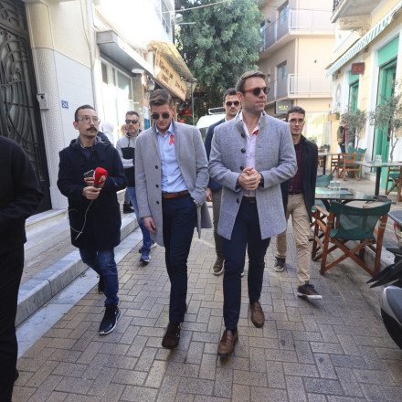 Κασσελάκης και Τάιλερ στο Σύλλογο Οροθετικών: «Πρέπει να εξαλείψουμε το στίγμα»