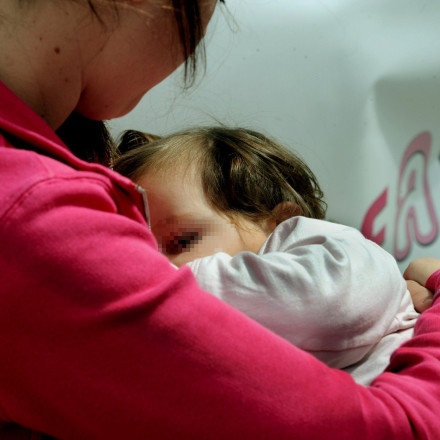 Νταντάδες της γειτονιάς: Ποιοι παίρνουν έως 500 ευρώ voucher, πού κάνετε αίτηση