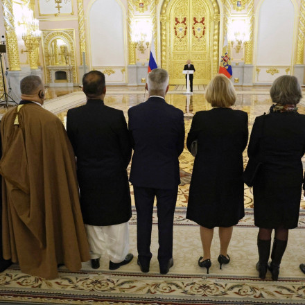 Ο Πούτιν κράτησε σε απόσταση ασφαλείας τους πρέσβεις - Σάλος από τις εικόνες