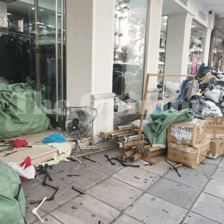 Θεσσαλονίκη: «Πλιάτσικο» σε βουνό από ρούχα στην Εγνατία!