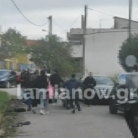 Λαμία: Η στιγμή που μαθητές «πλακώνονται» στο ξύλο