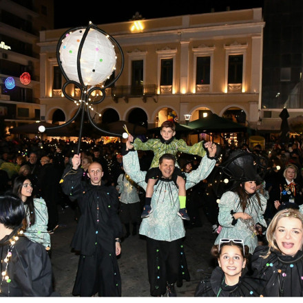 Πάτρα Καρναβάλι:  Αποκριάτικο γλέντι μέχρι το πρωί και "ποδαράτη παρέλαση" [pics]