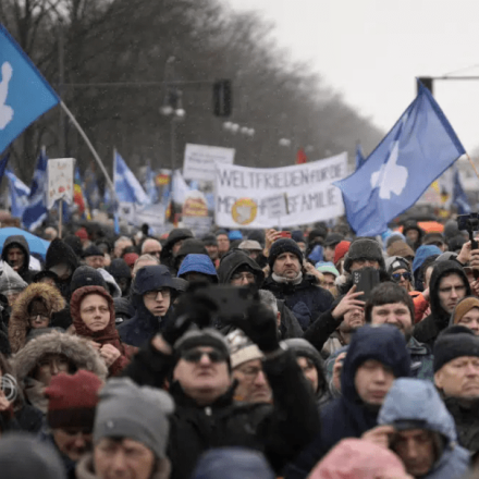 Αντιπολεμική διαδήλωση στη Γερμανία: «Όχι όπλα στην Ουκρανία»