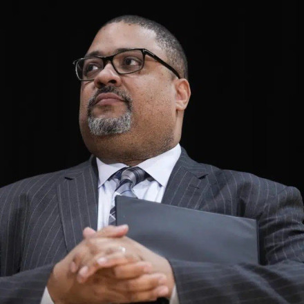 Άλβιν Μπραγκ, ο προοδευτικός εισαγγελέας της Νέας Υόρκης που απήγγειλε κατηγορίες στον Τραμπ