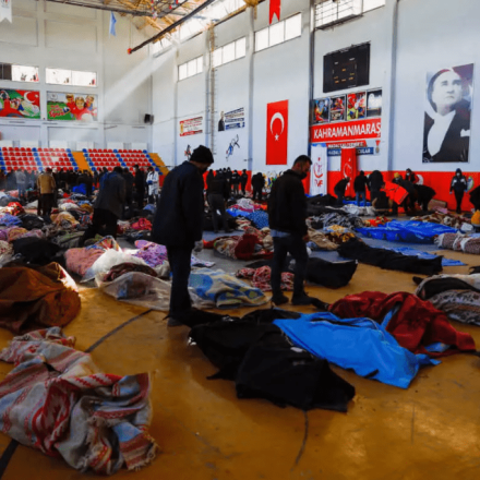 Σε γήπεδα και πάρκινγκ η αναγνώριση των νεκρών από τον σεισμὀ στην Τουρκία: Συγκλονιστικές εικόνες με τις σορούς