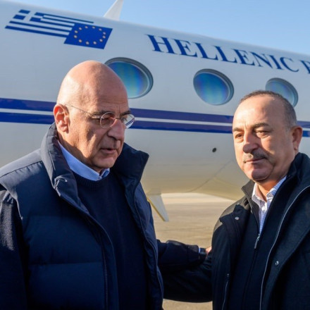 Deutsche Welle: Πόσο κοντά ήρθαν Ελλάδα - Τουρκία μετά τον φονικό σεισμό