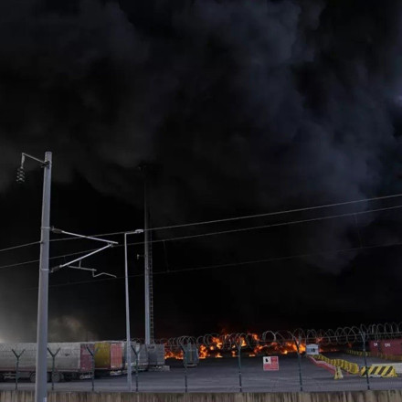 Λιμάνι Τουρκία φωτιά: Αναζωπυρώθηκε η πυρκαγιά στο Ισκεντερούν