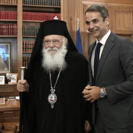 Η δύναμη του ράσου και ο φόβος του Πάσχα