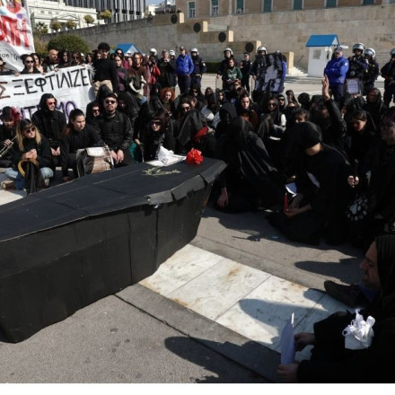 Kαλλιτέχνες: Απεργιακή συγκέντρωση στο Συμβούλιο της Επικρατείας και πορεία προς τη Βουλή