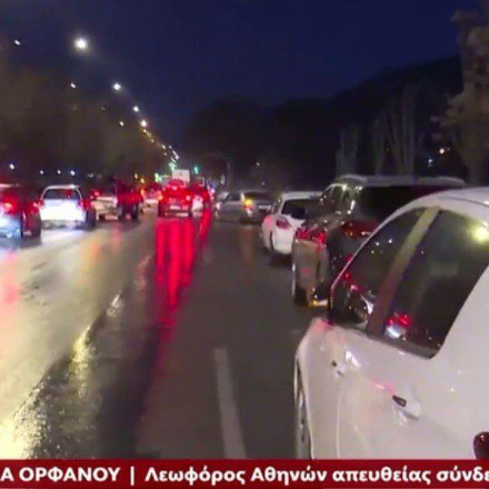 Ανατροπή φορτηγού και καραμπόλα με 6 αυτοκίνητα στη λεωφόρο Αθηνών - Πώς κινούνται τα οχήματα