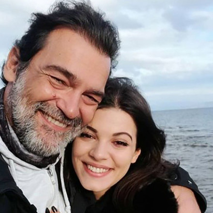 Κωνσταντίνος Καζάκος: Τι απαντά σε όσους σχολιάζουν αρνητικά τη διαφορά ηλικίας με τη σύντροφό του