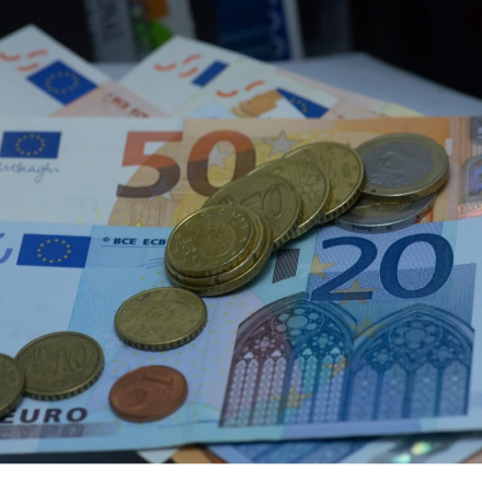 Κατώτατος μισθός: Αντίστροφη μέτρηση για την ανακοίνωση της αύξησης - Όλα τα σενάρια