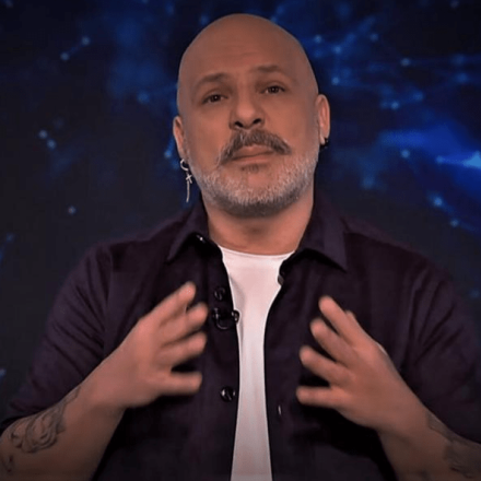 Νίκος Μουτσινάς: «Ύμνοι» στο Twitter μετά το viral ξέσπασμα για τα Τέμπη (vids)