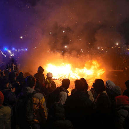Γαλλία: Οργή και επεισόδια σε όλη τη χώρα μετά την πύρρειο νίκη του Μακρόν στη Βουλή [vids]