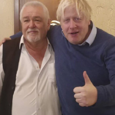 Στα Καλάβρυτα ο Μπόρις Τζόνσον - Σε ταβέρνα για κρέας στη σούβλα [vid]