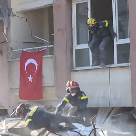 Τουρκία: Η στιγμή που διασώστες πηδούν από παράθυρο κτιρίου για να γλυτώσουν από μετασεισμό