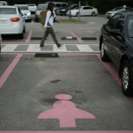 Νότια Κορέα: Καταργούνται οι θέσεις πάρκινγκ για γυναίκες στη Σεούλ - Αντιδράσεις για τον κίνδυνο που διατρέχουν