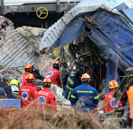 Σύγκρουση τρένων στα Τέμπη: «Υπάρχουν 44 νεκροί», κορυφώνονται οι έρευνες για τους αγνοούμενους