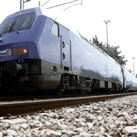 Τρένο ακινητοποιήθηκε στην Οινόη λόγω φωτιάς - Kαθυστερήσεις στα δρομολόγια