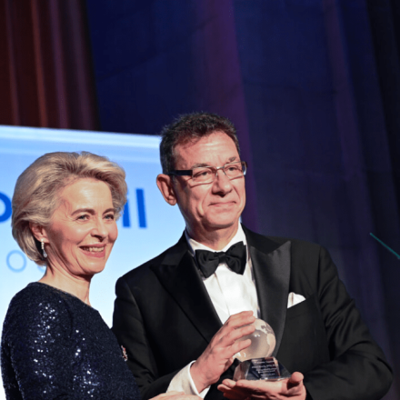 Ευρωκοινοβούλιο: Φρένο στη δημόσια εξέταση της Ούρσουλα φον ντερ Λάιεν για τη σύμβαση με την Pfizer