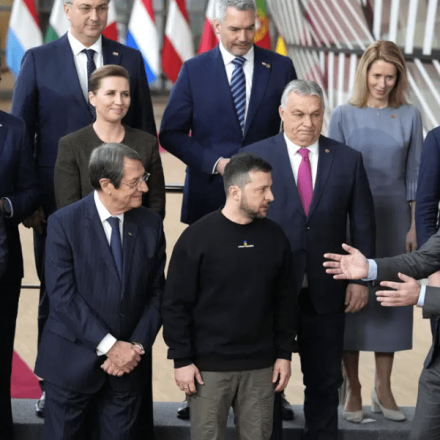 Βρυξέλλες: Πολλά λόγια και λίγες υποσχέσεις στον Ζελένσκι για ένταξη στην ΕΕ και πολεμικά αεροσκάφη