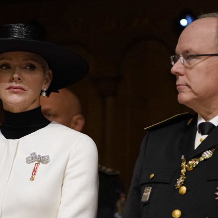 Η θλιμμένη Σαρλίν με ολόχρυσο φόρεμα στη Χριστουγεννιάτικη κάρτα των Γκριμάλντι