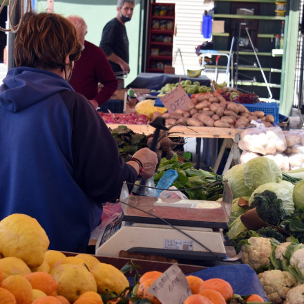 Θεσσαλονίκη: 'Eφοδος της ΕΛΑΣ σε λαϊκή - «Πάρτι» λαθραίων προϊόντων