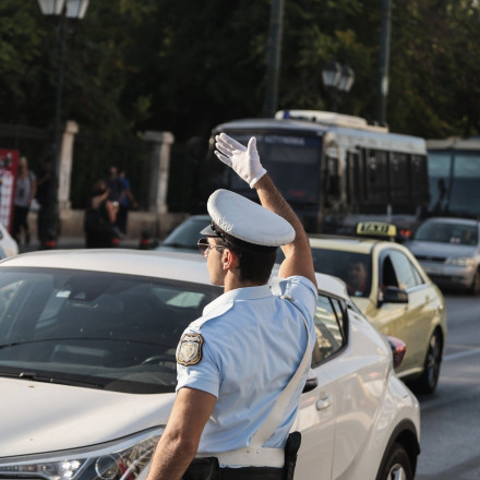 «Κυρ αστυνόμε είναι επείγον» - To viral ραβασάκι ενός οδηγού για να το... σώσει