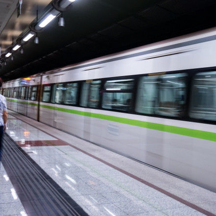 Κουκουλοφόροι πέταξαν καπνογόνο σε συρμό - Έψαχναν οπαδούς συγκεκριμένης ομάδας