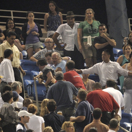 Επεισόδια στο Βέλγιο: Χρησιμοποίησε μία καρέκλα ως... φρίσμπι και τραυμάτισε οπαδό