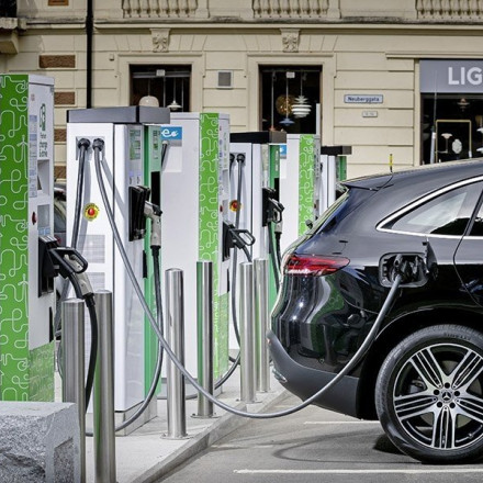 Η BMW και η Mercedes-Benz δημιουργούν κοινό δίκτυο φόρτισης την Κίνα