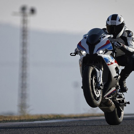 Τα superbikes της Ελληνικής Αστυνομίας είναι ταχύτερα από την… παρανομία