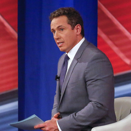 Ο Κρις Κουόμο γελάει ενώ μιλά με TikToker με σύνδρομο Τουρέτ