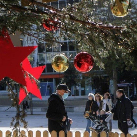 Καλπάζουν τα κρούσματα Covid αλλά μέτρα γιοκ - Όπλο στις γιορτές η αυτοπροστασία