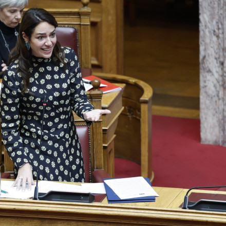 Δόμνα Μιχαηλίδου για συγχωνεύσεις σχολείων: «Το περπάτημα κάνει καλό!»