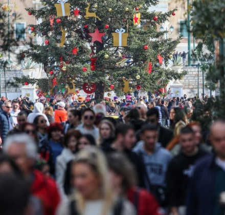 Εορταστικό ωράριο: Τί ώρα ανοίγουν και κλείνουν σήμερα εμπορικά μαγαζιά και σούπερ μάρκετ Εορταστικό ωράριο: Τί ώρα ανοίγουν και κλείνουν σήμερα εμπορικά μαγαζιά και σούπερ μάρκετ