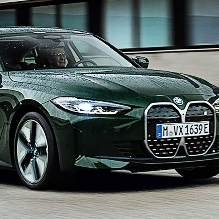 Η BMW στέλνει χριστουγεννιάτικες ευχές με μια συγκινητική ιστορία πατέρα και γιου
