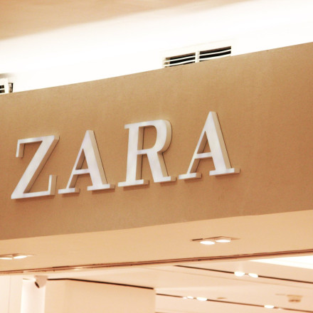 Zara: Σάλος στο Twitter με καμπάνια που «θυμίζει» Γάζα - «Καταιγίδα» αντιδράσεων