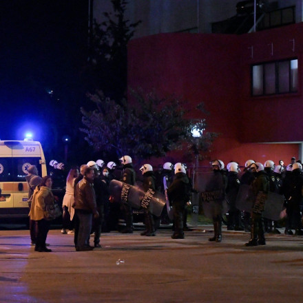 Επεισόδια Ρέντη: Στην εντατική ο αστυνομικός - Δίνουν «μάχη» οι γιατροί