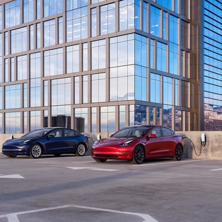 Η Tesla μειώνει την παραγωγή της λόγω των επιθέσεων στη ναυτιλία
