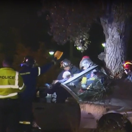 Τροχαίο στον Άγιο Κοσμά: Αυτοκίνητο ανέβηκε σε πεζοδρόμιο και έπεσε σε δέντρο