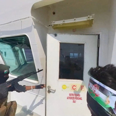 Σουέζ: Οι Χούθι συνεχίζουν τις επιθέσεις - Ανησυχία για «τσουνάμι» ανατιμήσεων