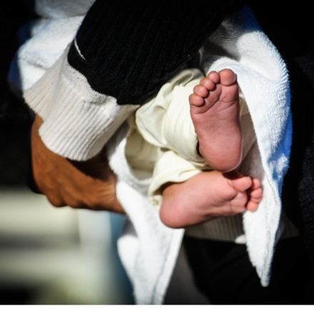 Βίντεο ντοκουμέντο: Έβαλαν πιστόλια στη ζώνη βρέφους λες και ήταν παιχνίδι!