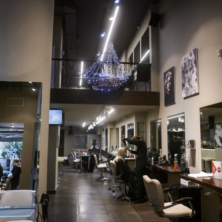 Πήραν «φωτιά» τα πιστολάκια εν όψει εορτών - Δίνουν μάχη για ένα ραντεβού