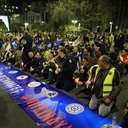 «Όχι άλλο αίμα» - Η καθιστική διαμαρτυρία ενστόλων έξω από τη Βουλή