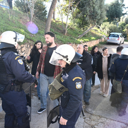 Ένταση στα Πετράλωνα με την Αστυνομία - Έξωση οικογένειας αναπήρων